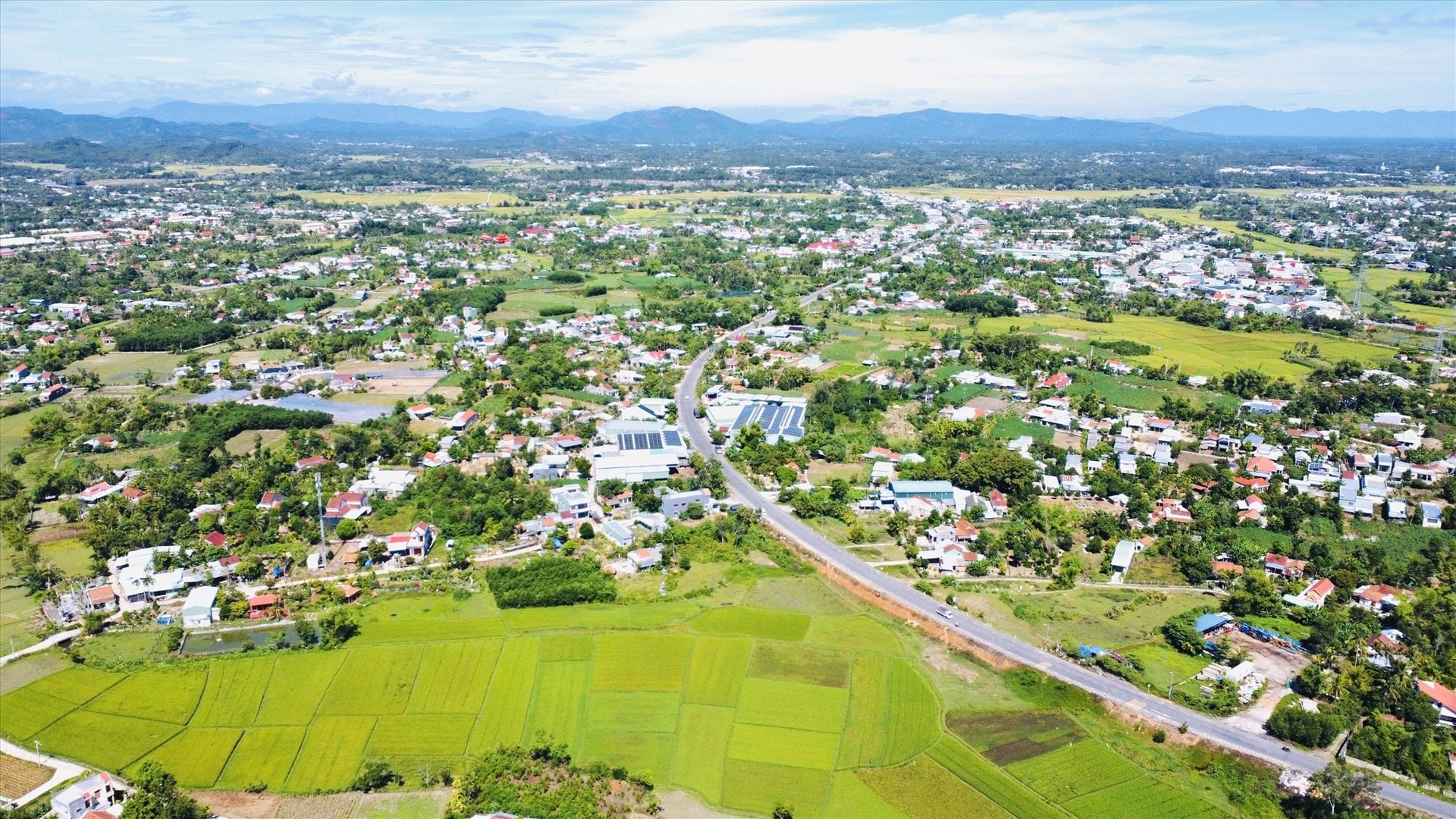 can-co-chien-luoc-khai-thac-su-dung-ben-vung-quy-dat-nong-nghiep-do-thi-de-tao-ra-gia-tri-gia-tang-lon-hon-cho-loai-hinh-dat-nay-trong-anh-mot-goc-ngoai-o-do-thi-tam-ky-nhin-tu-tren-cao-anh-qt-1745152164.jpg