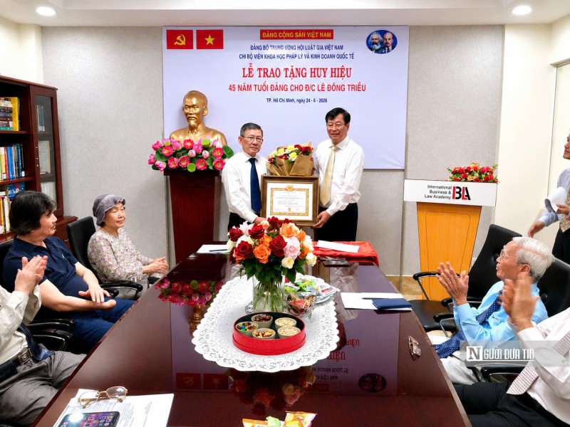 Trao Huy hiệu 45 năm tuổi Đảng cho Luật gia Lê Đông Triều: Dấu mốc của một hành trình cống hiến không ngừng nghỉ- Ảnh 2.