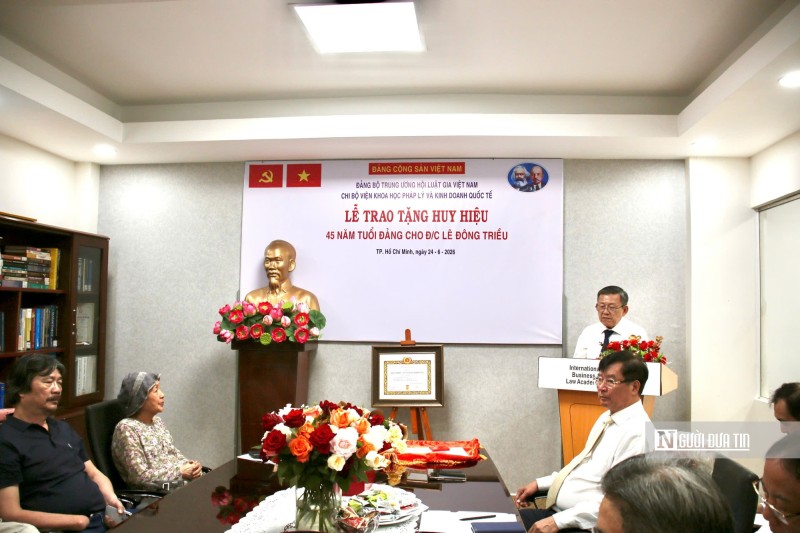 Trao Huy hiệu 45 năm tuổi Đảng cho Luật gia Lê Đông Triều: Dấu mốc của một hành trình cống hiến không ngừng nghỉ- Ảnh 3.