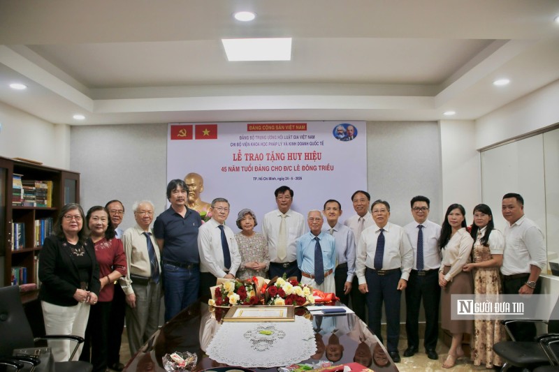 Trao Huy hiệu 45 năm tuổi Đảng cho Luật gia Lê Đông Triều: Dấu mốc của một hành trình cống hiến không ngừng nghỉ- Ảnh 4.