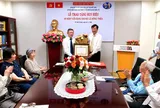 Trao Huy hiệu 45 năm tuổi Đảng cho Luật gia Lê Đông Triều