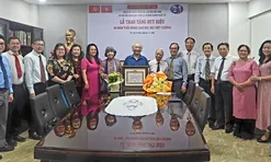 Trao Huy hiệu 40 năm tuổi Đảng cho đồng chí Bùi Việt Cường