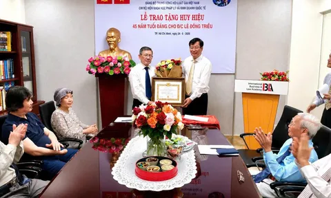 Trao Huy hiệu 45 năm tuổi Đảng cho Luật gia Lê Đông Triều