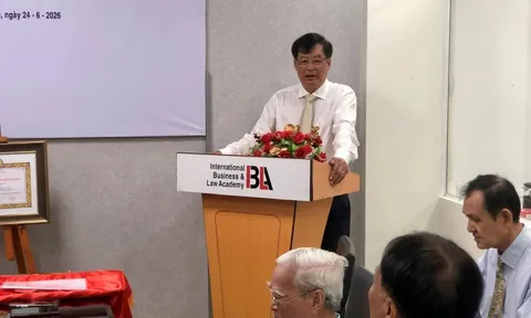 Trao Huy hiệu 45 năm tuổi Đảng cho đ/c Lê Đông Triều - Bí thư Chi bộ Viện IBLA