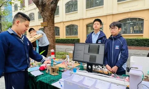Học sinh ứng dụng AI để thiết kế mô hình phân loại rác