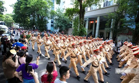 Hàng nghìn người dân hào hứng xem Công an Hà Nội phô diễn sức mạnh