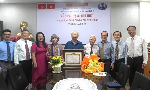 Trao Huy hiệu 40 năm tuổi Đảng cho đồng chí Bùi Việt Cường