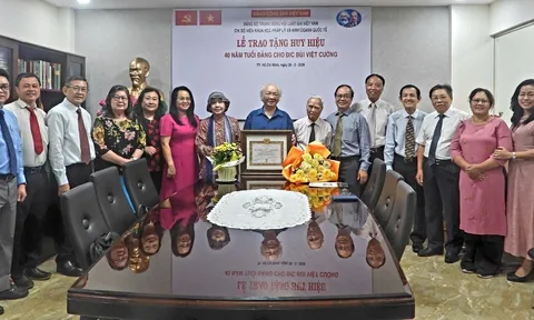 Trao Huy hiệu 40 năm tuổi Đảng cho đồng chí Bùi Việt Cường