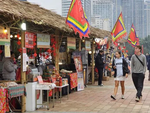 Du khách hào hứng trải nghiệm Tết Việt