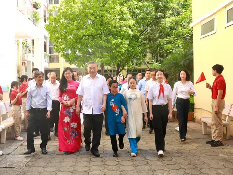 Tổng Bí thư Tô Lâm thăm thầy cô và học sinh Hà Nội nhân Quốc tế thiếu nhi