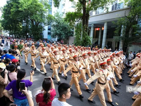 Hàng nghìn người dân hào hứng xem Công an Hà Nội phô diễn sức mạnh