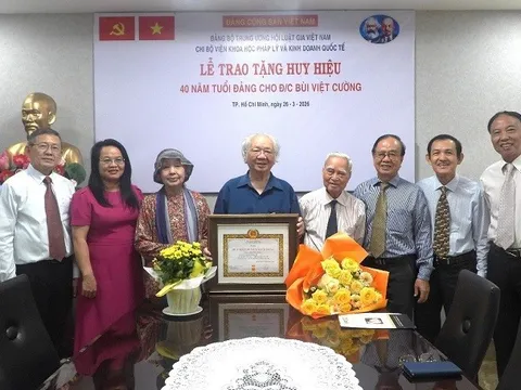 Trao Huy hiệu 40 năm tuổi Đảng cho đồng chí Bùi Việt Cường