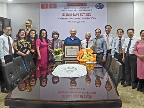 Trao Huy hiệu 40 năm tuổi Đảng cho đồng chí Bùi Việt Cường