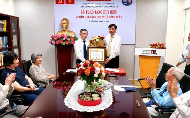 Trao Huy hiệu 45 năm tuổi Đảng cho Luật gia Lê Đông Triều