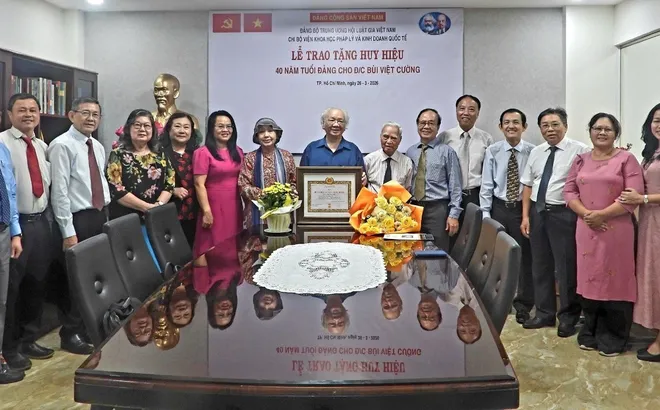 Trao Huy hiệu 40 năm tuổi Đảng cho đồng chí Bùi Việt Cường